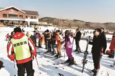 青岛藏马山滑雪场是山东地区最专业,设备最齐全的滑雪场.